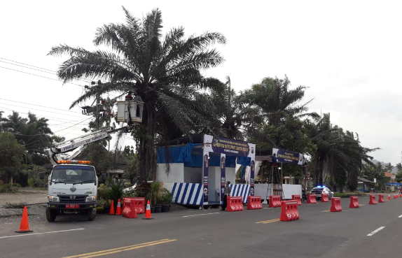 PEMASANGAN LAMPU LED POSKO KETUPAT CANDI DI REST AREA DADIREJO