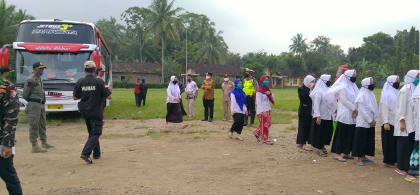 PEMULANGAN SANTRIWATI DARI PONPES TEGALREJO MAGELANG