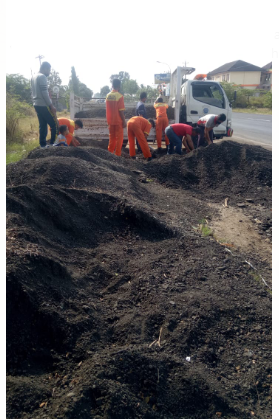 Cegah Genangan Air, Dishub Purworejo Timbun Bahu Jalan Menggunakan Pasir  