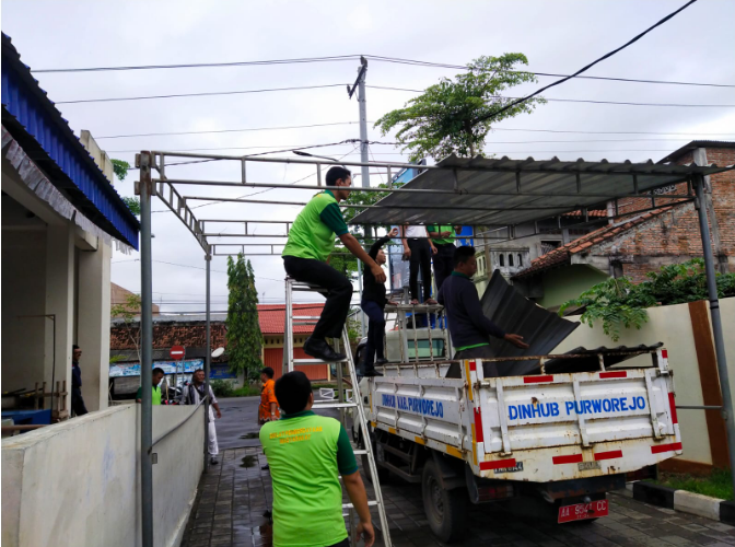 Pemasangan Atap Untuk Petugas Parkir di pasar Purworejo