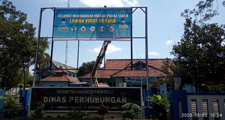 PEMASANGAN BALIHO DI DEPAN KANTOR DISHUB