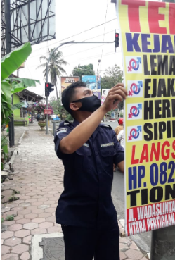 Selagi Berpatroli Dinhub Purworejo Lakukan Penertiban Banner Ilegal