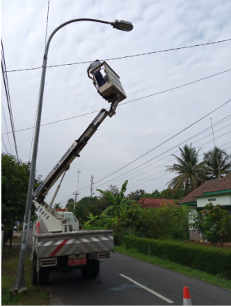 Pengecekan dan Perbaikan PJU di Depan Polsek Banyu Urip