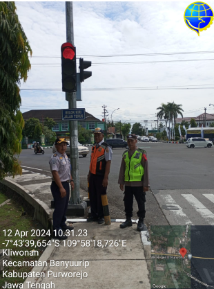 Pemasangan Rambu Tambahan Belok Kiri Jalan Terus di simpang 4 monumen A Yani