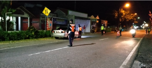 PANTAU PEMUDIK, PETUGAS POSKO LAKUKAN GIAT MALAM