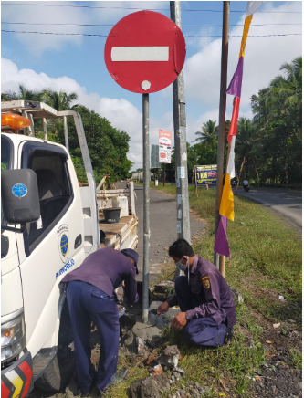 Perbaikan Tiang Rambu yang Bengkok 