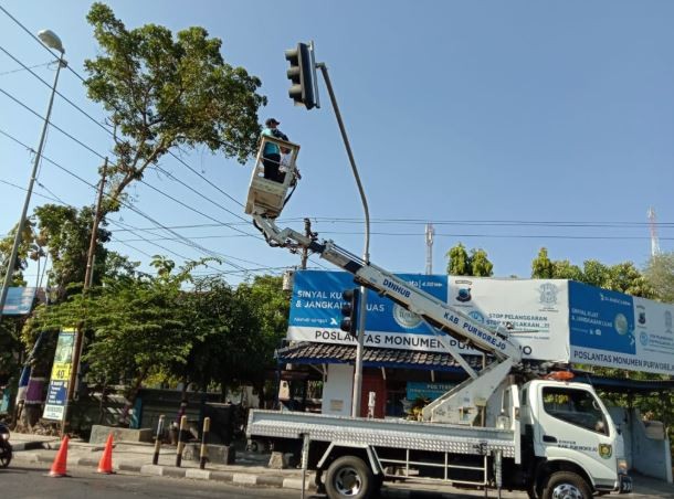 Kegiatan Bersih – bersih Rambu Lalu Lintas Sambut Hari Perhubungan Tahun 2019