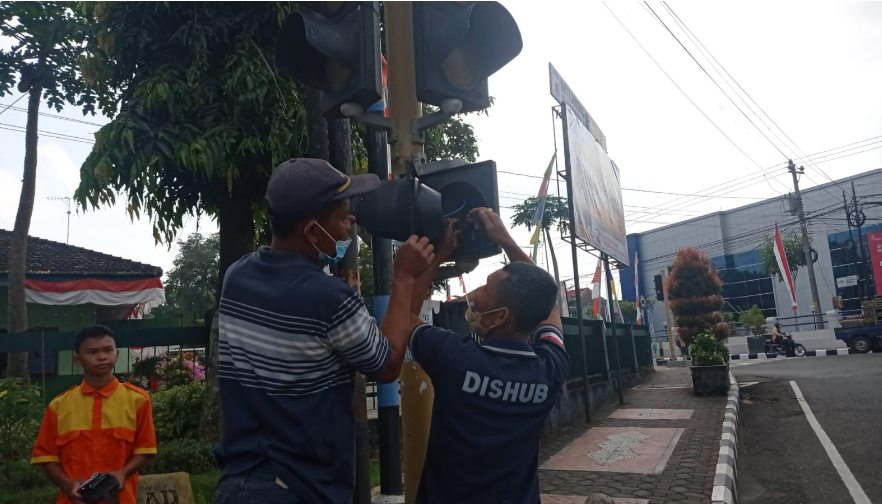 Perbaikan TL di Simpang 4 BRI Purworejo