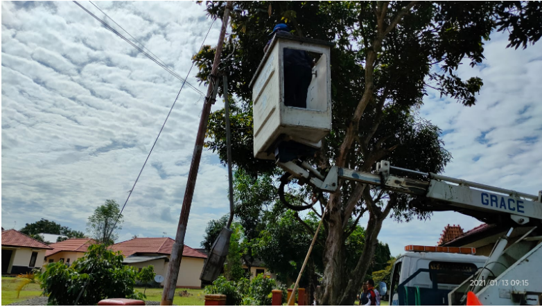 Penanganan Tiang Lampu Yang Patah di  Depan Brimob Kutoarjo