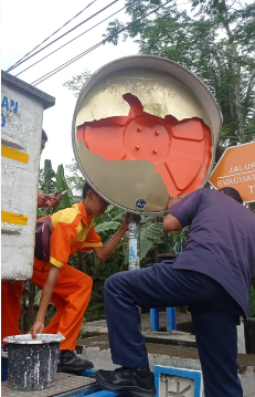 Pencopotan Cermin Tikungan Karena Pecah