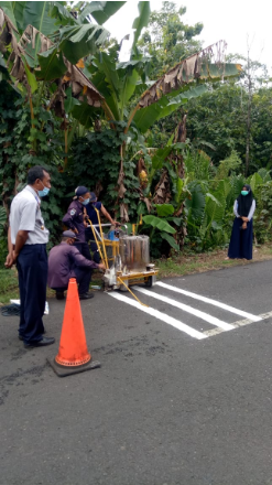 Guna Mengantisipasi Laka Lantas Dishub Kab Purworejo Pasang Garis Kejut