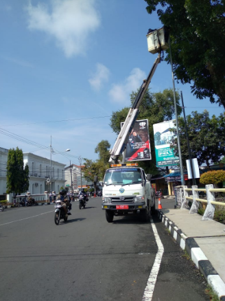 Penggantian Lampu Konvensional ke Lampu LED di Depan Gedung Kesenian