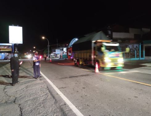 Giat Dinas Perhubungan Di Posko Pemantauan Covid-19 Kabupaten Purworejo Saat Malam Hari