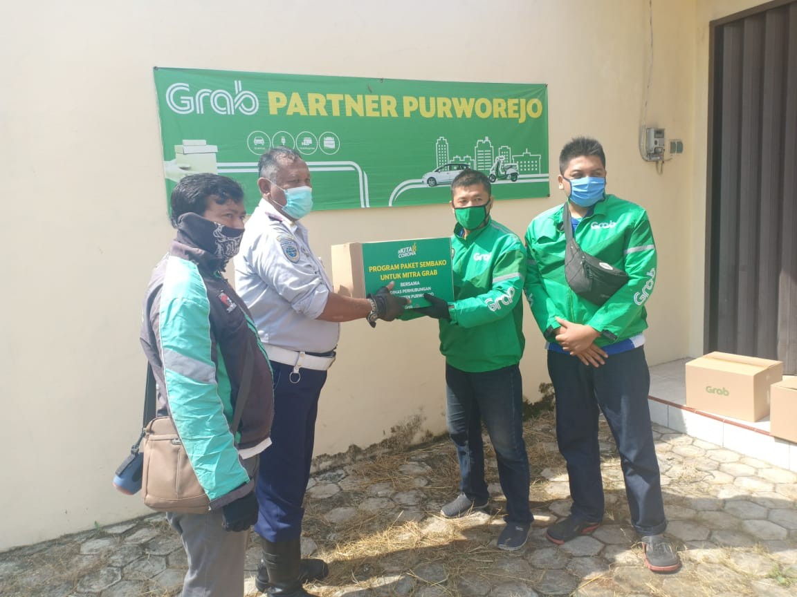 Pemberian Bantuan Sembako Untuk Pengemudi Grab