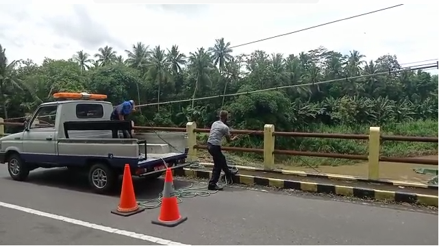 Pengamanan Kabel Terputus di Tepi Sungai