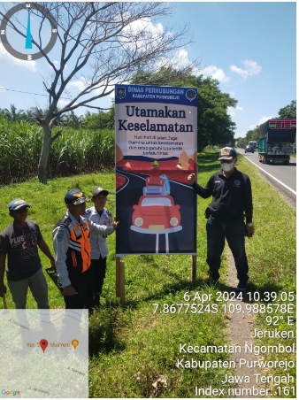 Jelang Lebaran Dishub Purworejo Memasang Spanduk Himbauan Keselamatan Berlalu Lintas