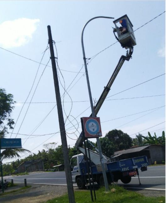 Penggantian Lampu di Sebelah Timur Kantor Balai Desa Jogoboyo