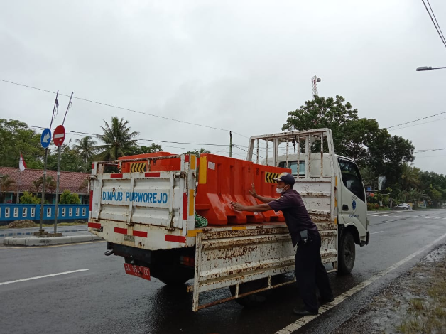 Setelah Acara Lomba Balap Sepeda Usai Dishub Ambil Kembali Barikade di Simpang 4 Jogoboyo