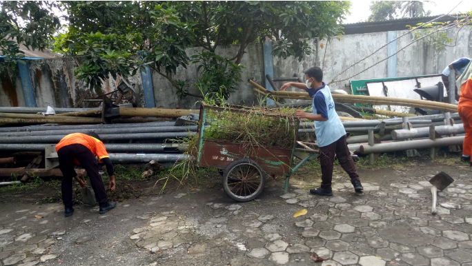 Kegiatan Jumat Bersih di Sekitar Kantor