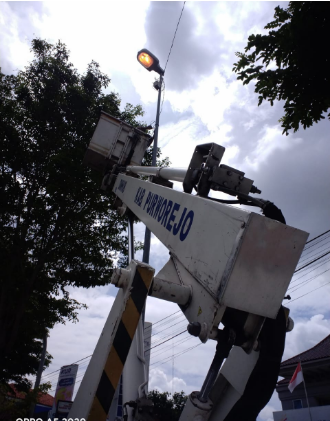 Penyambungan Kabel Terputus di Depan Bank Jateng KC Purworejo