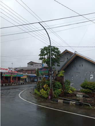 Pengamanan Lampu PJU yang Terjatuh Di Kepatihan