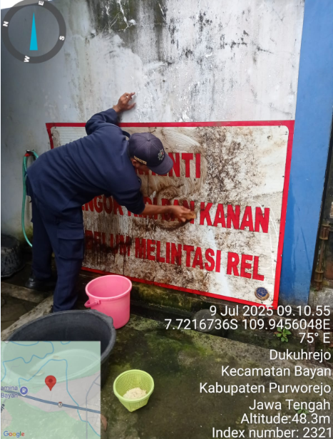 Pembersihan Rambu Peringatan Perlintasan Sebidang Akibat Debu