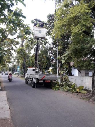 Siang Hari Para Petugas Dishub Perbaiki Lampu PJU di Depan Koramil Purworejo