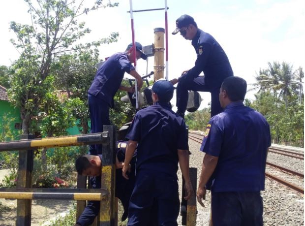 Perbaikan Palang Pintu Kereta Api Di Krendetan