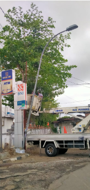 Perbaikan Tiang PJU di Depan Stasiun KTA Miring Ancam Pengendara