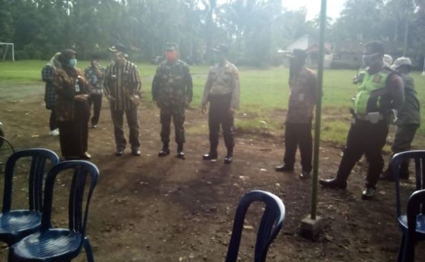 KUNJUNGAN WAKIL BUPATI KE POSKO PEMANTAUAN COVID-19 PURWOREJO