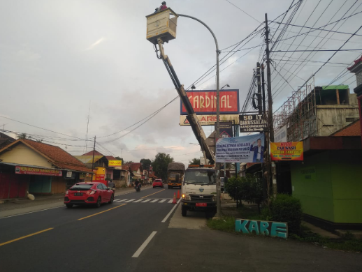 Perbaikan Lampu PJU di Laris Kutoarjo