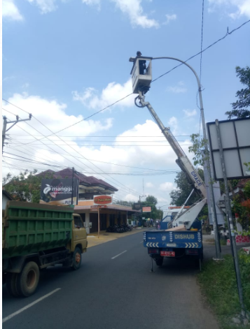 Penggantian Lampu Konvensional ke LED di Depan Toko Putri