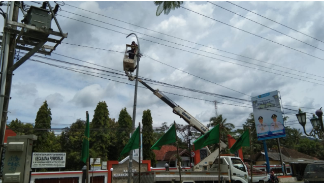 Penggantian Lampu LED di Depan Kecamatan Purworejo