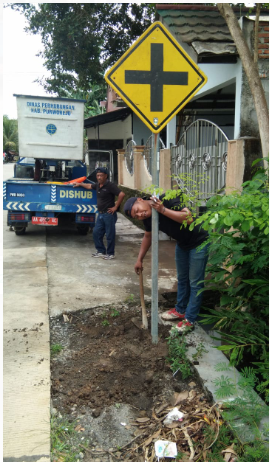 Pemasangan Rambu Simpang Empat di Perempatan Mranti Kab Purworejo