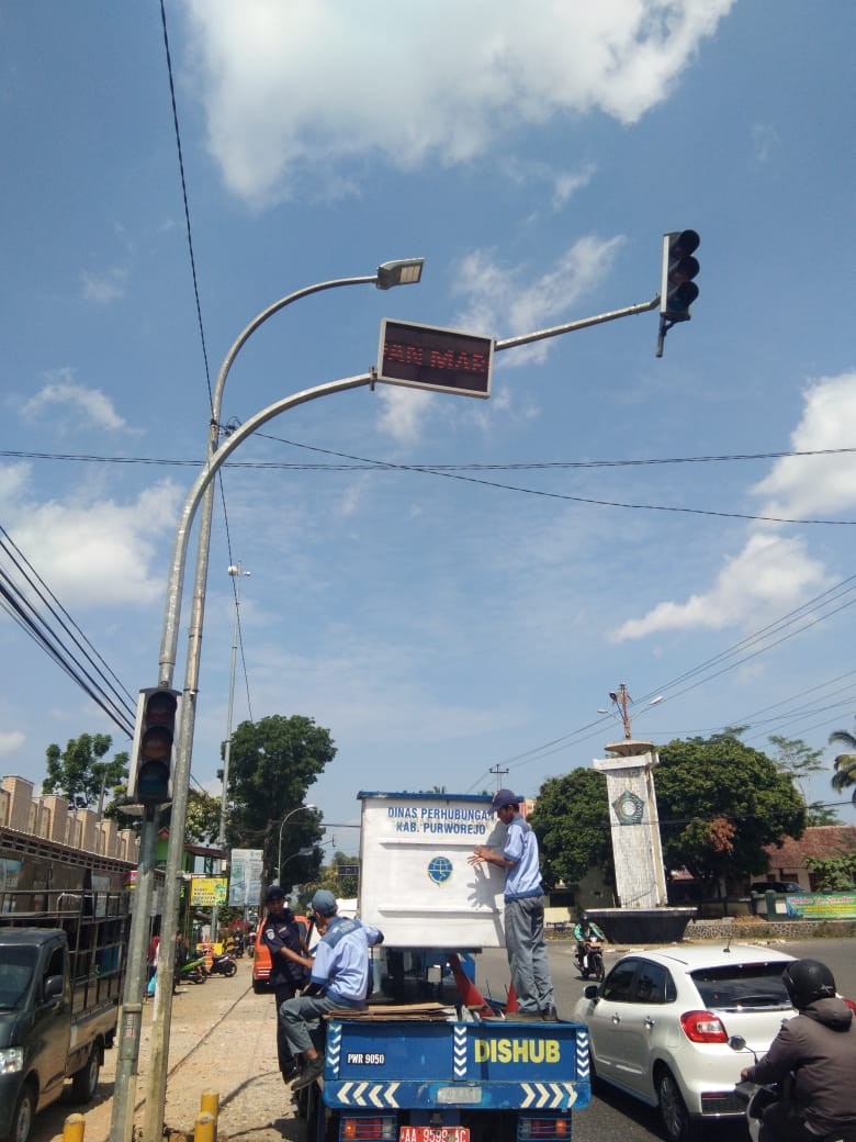 Pemasangan Lampu LED Bantuan Provinsi di Simpang Tiga Maron