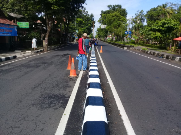 Pengecatan Median Jalan Simpang 3 Lengkong