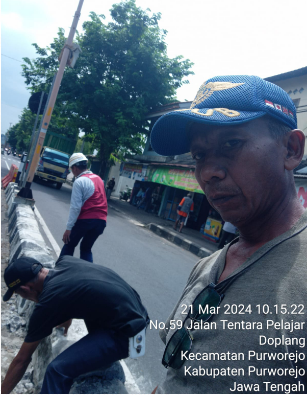 Pembenahan Median Jalan di Depan SMA 1 Purworejo