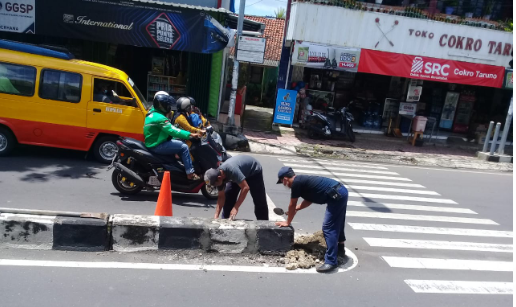 Perbaikan dan Perapihan Median Tengah di Perempatan Hidayat