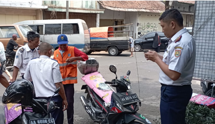 Monitoring Parkir di Jalan Ahmad Yani Rayon 3