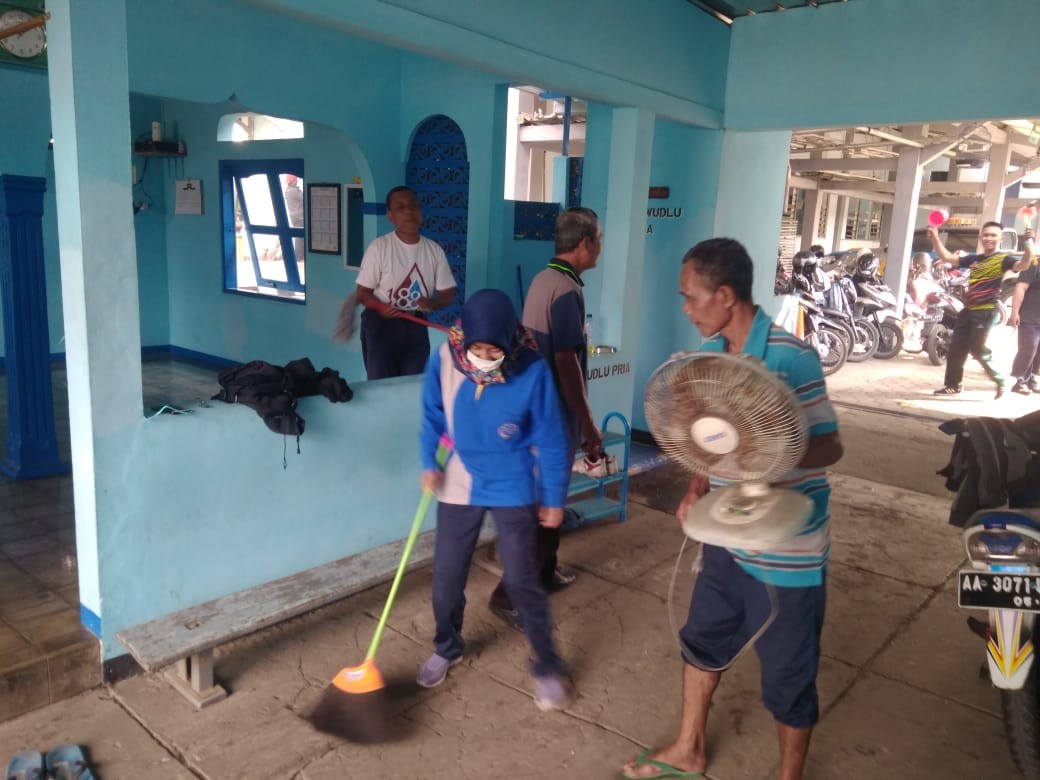 Giat Jumat Bersih Musholla Nurul Huda Dinas Perhubungan Kabupaten Purworejo