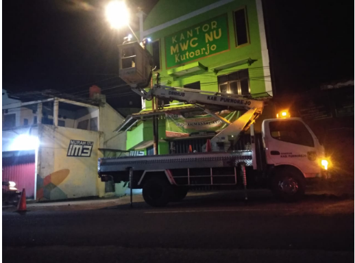 Perbaikan lampu PJU di Depan MWC NU Kutoarjo