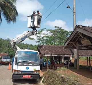 PEMASANGAN LAMPU PJU DI PASAR JUMBLENG DESA NGLARIS KECAMATAN BENER