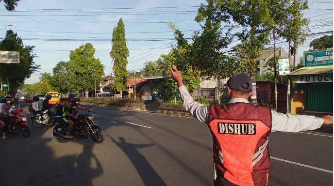 Dishub Purworejo Bantu Warga yang Hendak Menyebrang Jalan