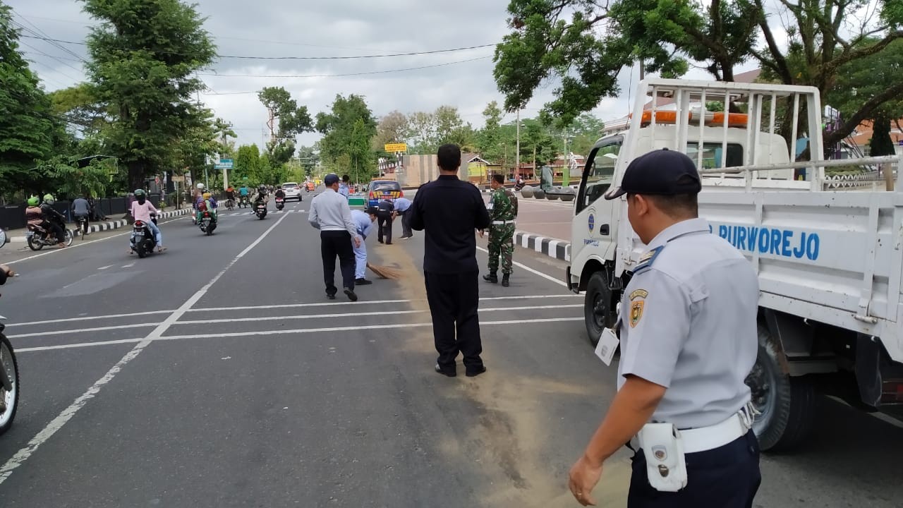 Pembersihan Tumpahan Oli di Depan KODIM 