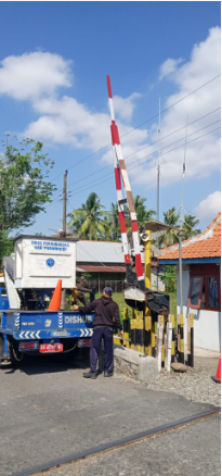 Penyambungan Kembali Palang Pintu Kereta Api yang Patah