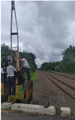 Perbaikan Palang Pintu Kereta Api Di Pos Perlintasan Bagelen