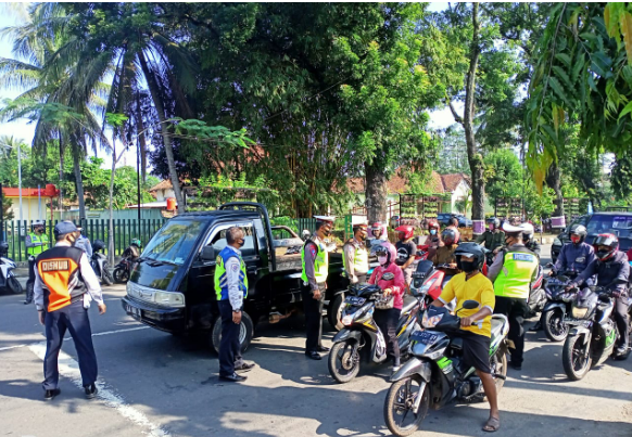 Pengamanan Sidang Paripurna dan Operasi Masker di Depan Gedung DPRD Purworejo 