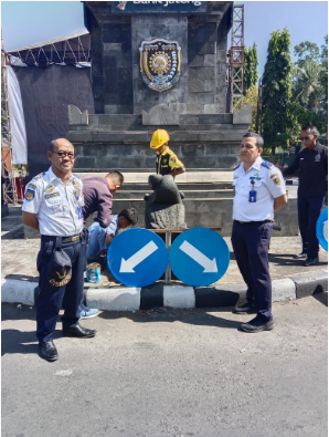 Pemasangan Rambu Baru di Tugu Gunungan Alun Alun Kab Purworejo