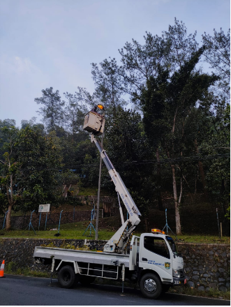 Perbaikan PJU di Depan PDAM Trirejeo