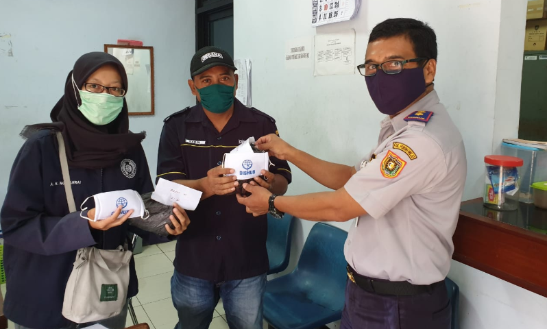 PENYERAHAN MASKER BAGI PETUGAS PARKIR DI KABUPATEN PURWOREJO